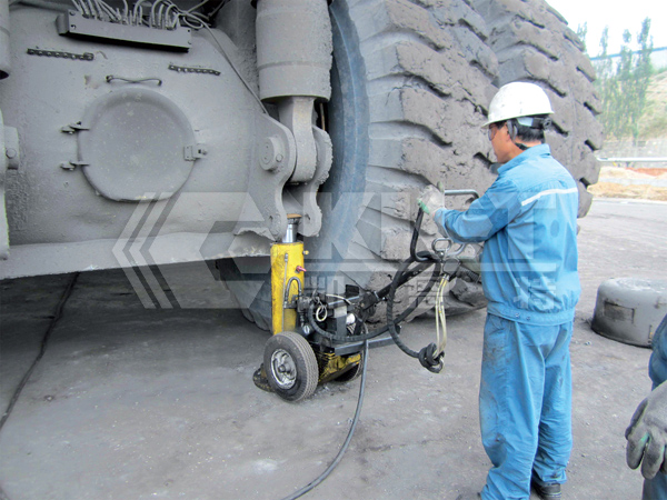 Mobile Hydraulic Jacks for Lifting during Maintenance of Large Mining Trucks