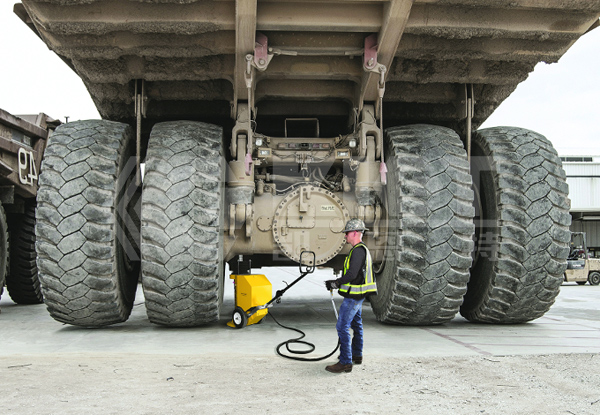 Mobile Hydraulic Jacks for Lifting during Maintenance of Large Mining Trucks