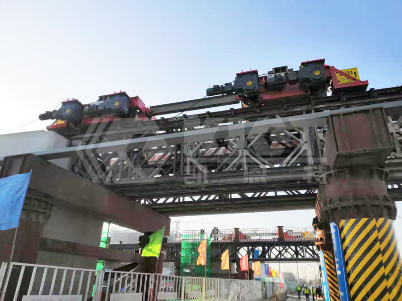 A group of 4 three-dimensional adjustment hydraulic trolleys are placed on the predetermined track.