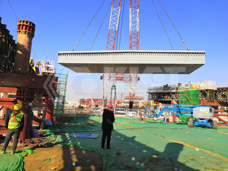 Heavy lifting equipment hoisting steel box girder