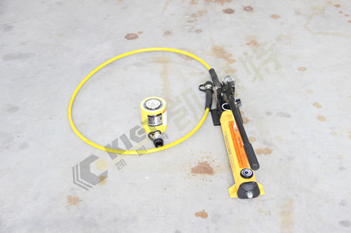 How to operate a manual detachable jack