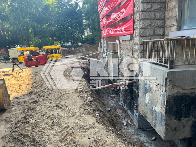 High-rise building correction: cut off the bottom of the frame and place a hydraulic jack