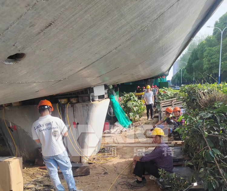 The overall jacking and replacement method of the bridge