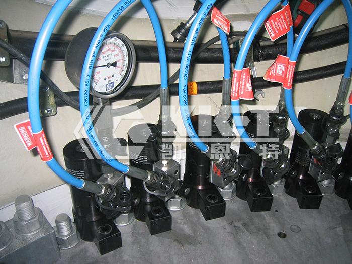 Wind turbine tower bolt pretension