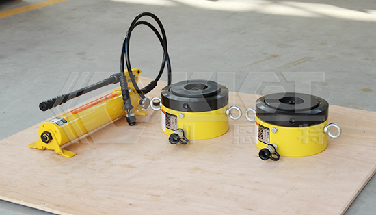 Connection method of lock nut hydraulic cylinder and hydraulic hand pump (One drive two)