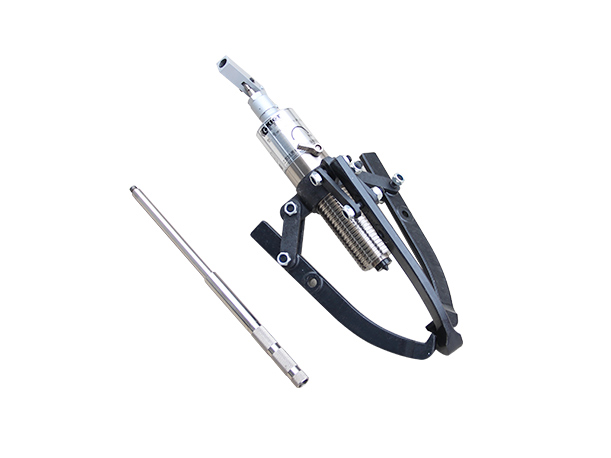 Integrated hydraulic puller