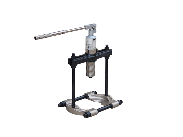 Integrated hydraulic puller