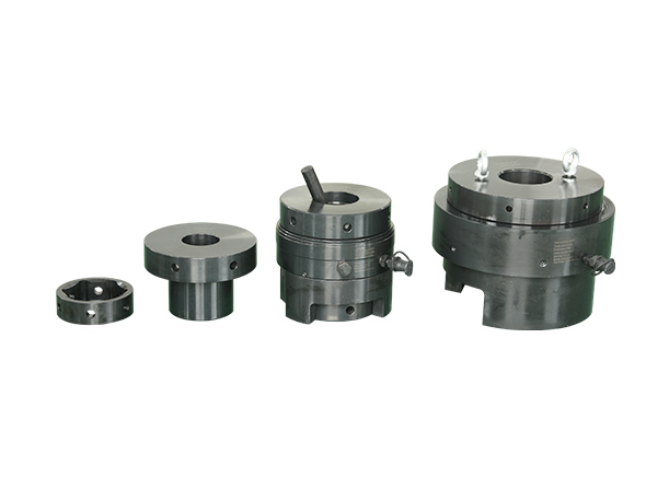 Replaceable head hydraulic bolt tensioner