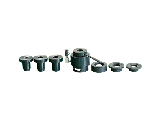 Replaceable head hydraulic bolt tensioner