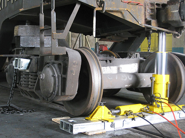 Locomotive rerailing hydraulic system